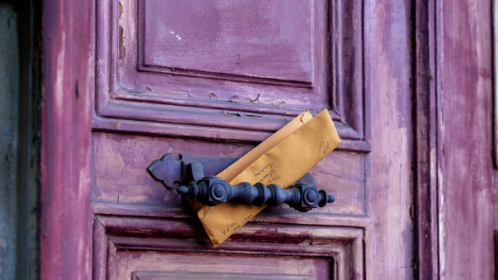 KAPININ ÖNÜNDEKİ MEKTUPLAR